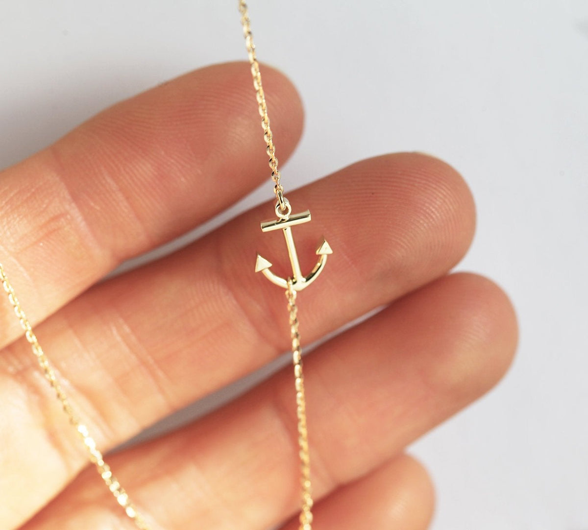 Gold-Sideways-Anchor-Necklace. 